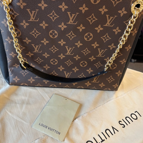 Louis Vuitton - Picture 3 of 15